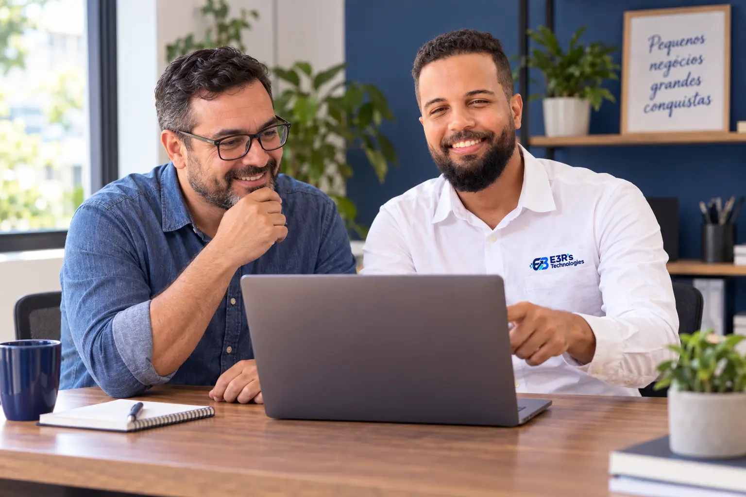 Consultor da E3R's conversando com um cliente diante do notebook